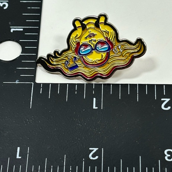 💕2/$20💕 Retro Girl with Sunglasses Headphones Music Playing Pin - Picture 5 of 7